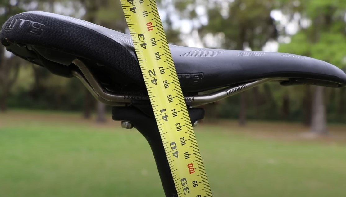 Measuring bike saddle height with meter