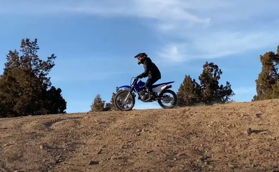 125cc 4 stroke Yamaha blue dirt bike